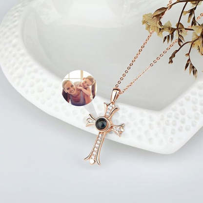 Collier à projection de croix