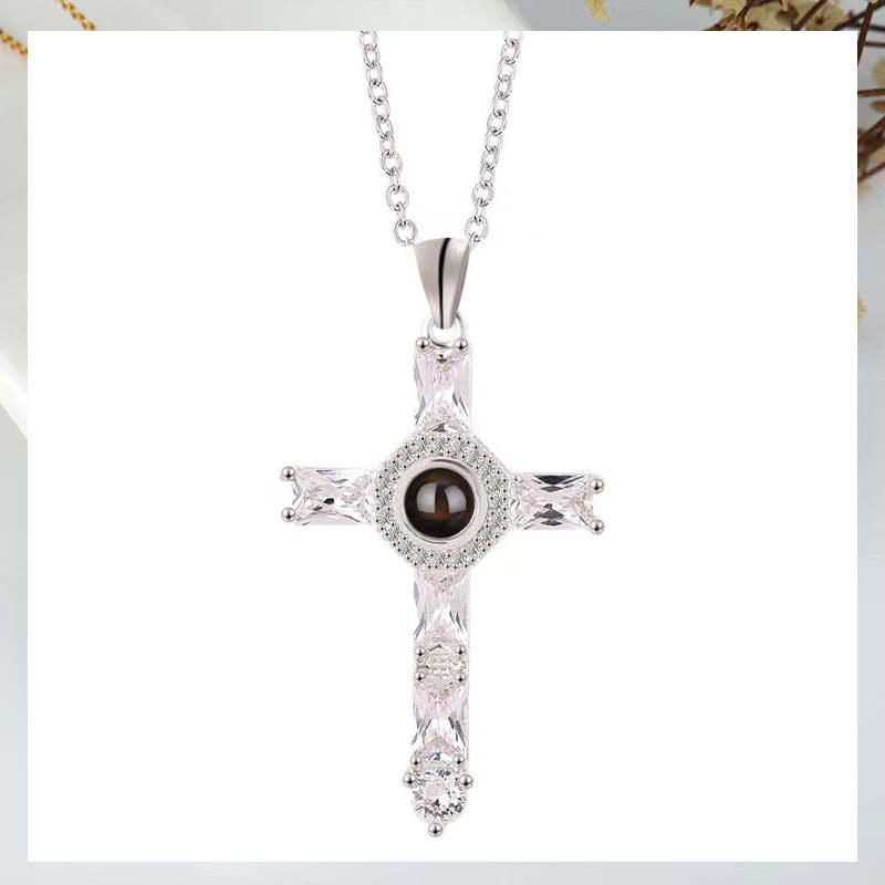 Collier à projection de croix