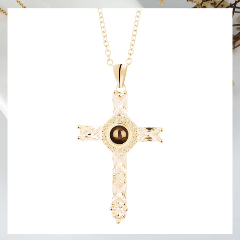 Collier à projection de croix