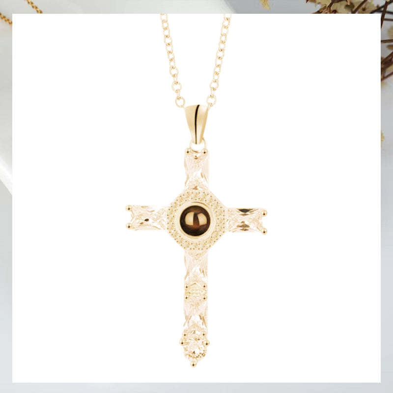 Collier à projection de croix
