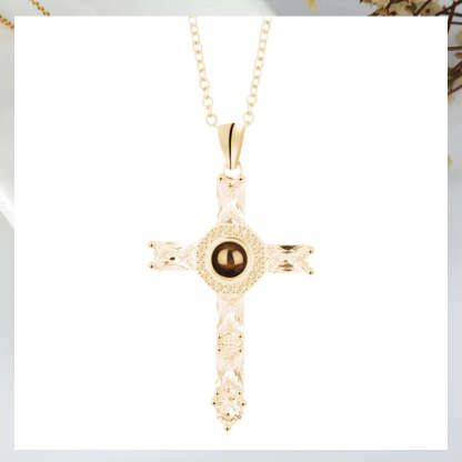 Collier à projection de croix