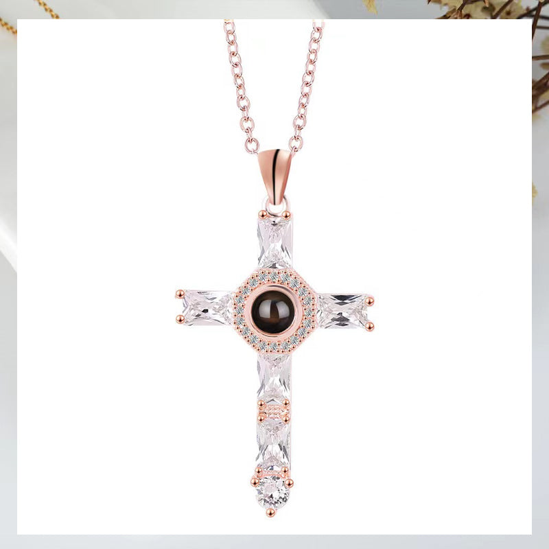 Collier à projection de croix