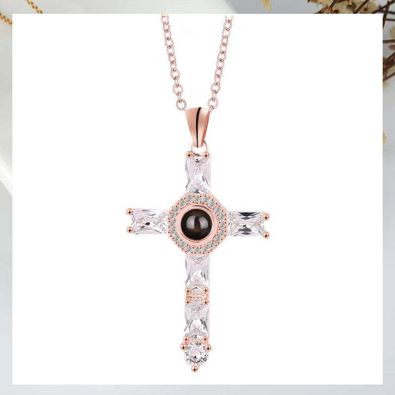 Collier à projection de croix