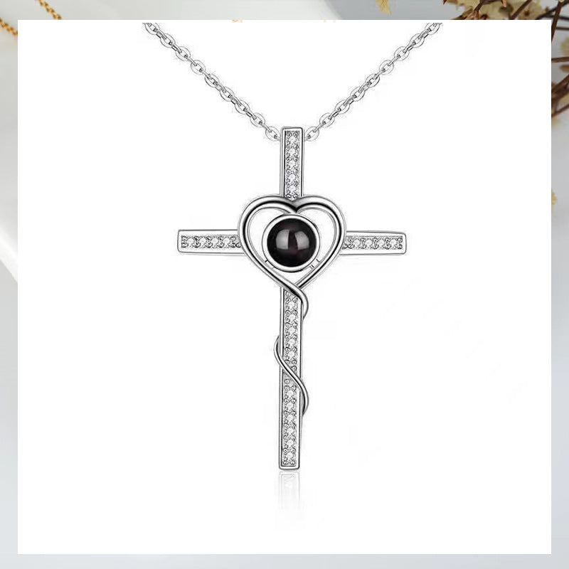 Collier à projection de croix