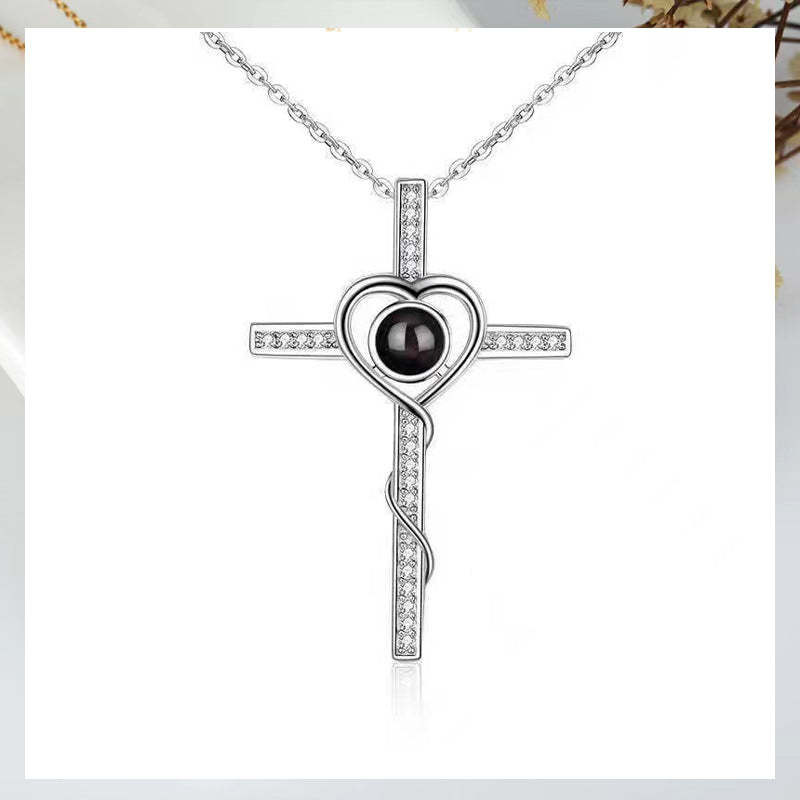 Collier à projection de croix
