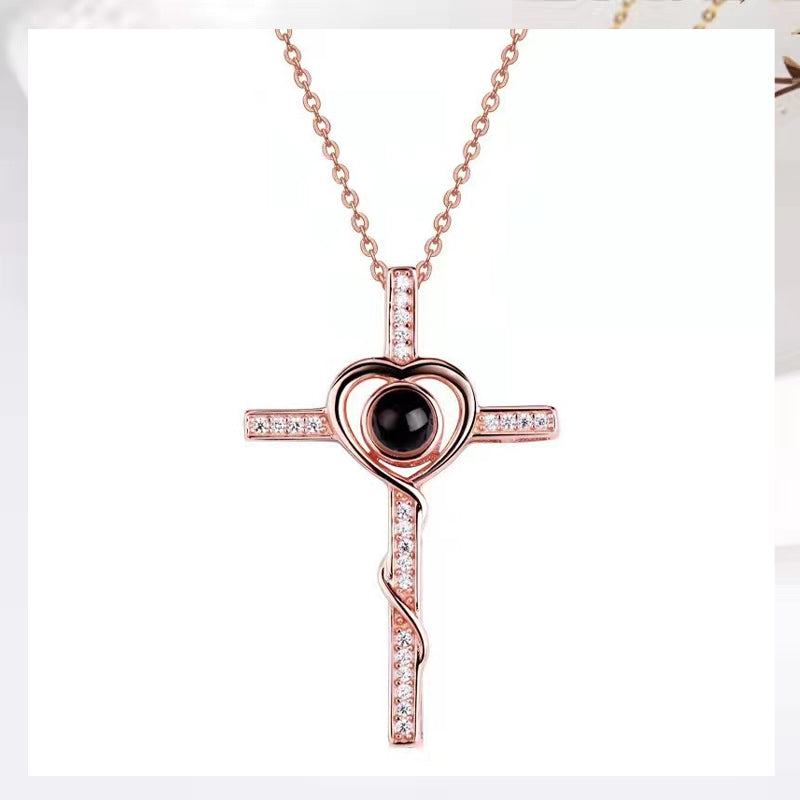 Collier à projection de croix