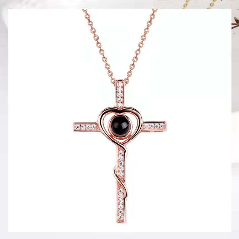 Collier à projection de croix