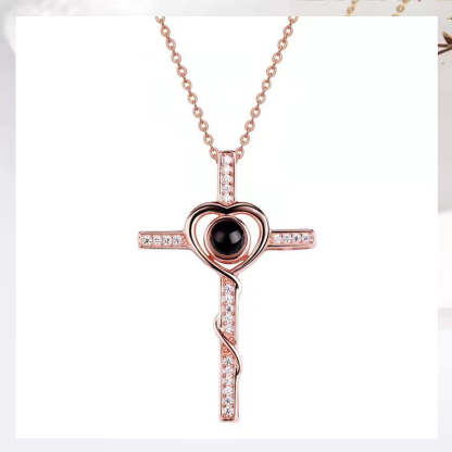 Collier à projection de croix