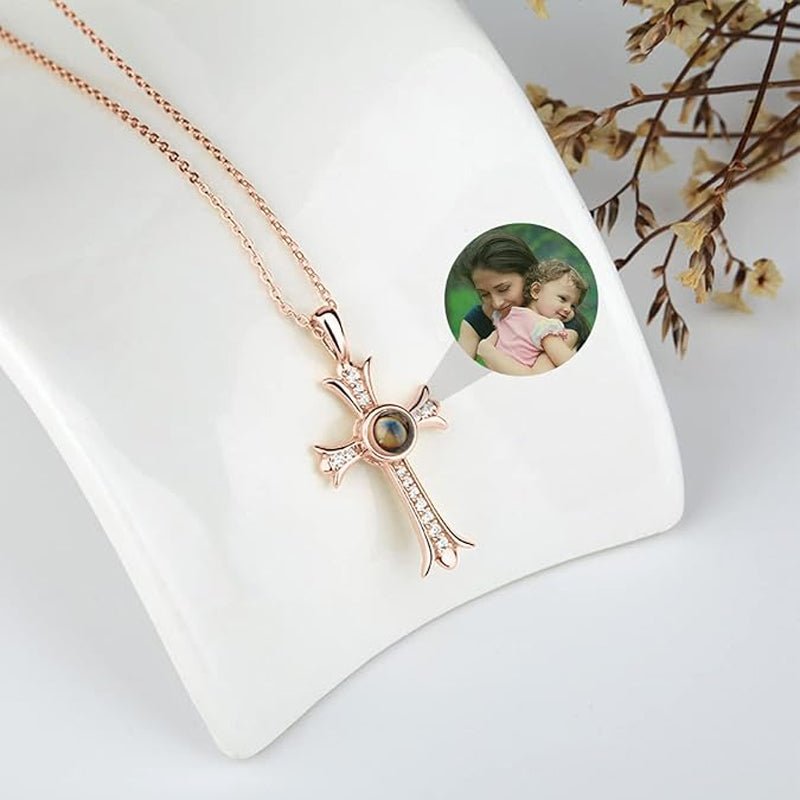 Collier à projection de croix