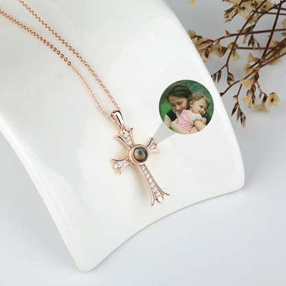 Collier à projection de croix