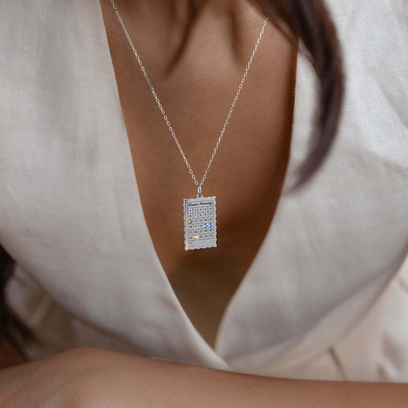 Collier simple avec pierre de naissance et calendrier