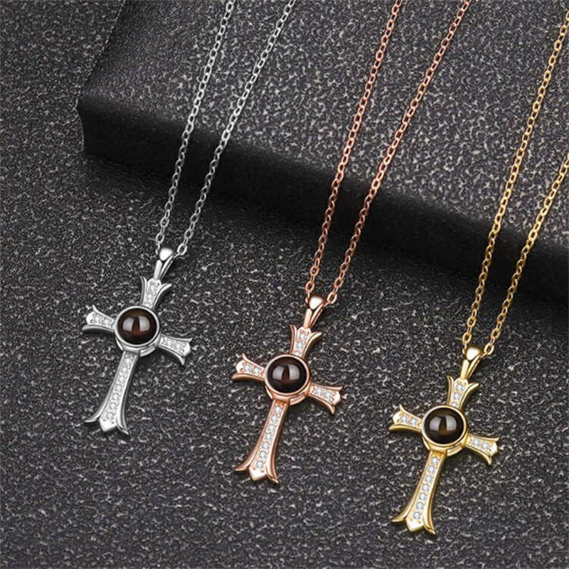 Collier à projection de croix
