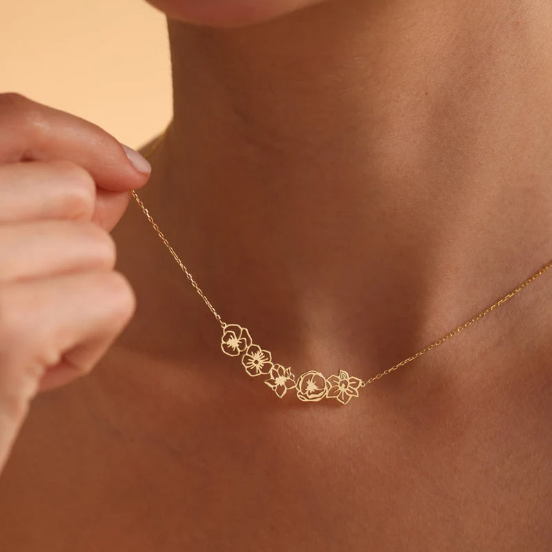 Collier délicat avec fleur de naissance