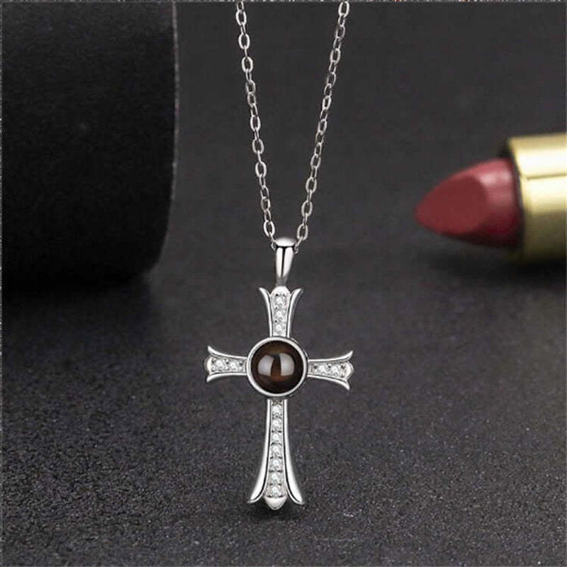 Collier à projection de croix