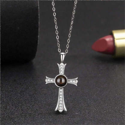Collier à projection de croix