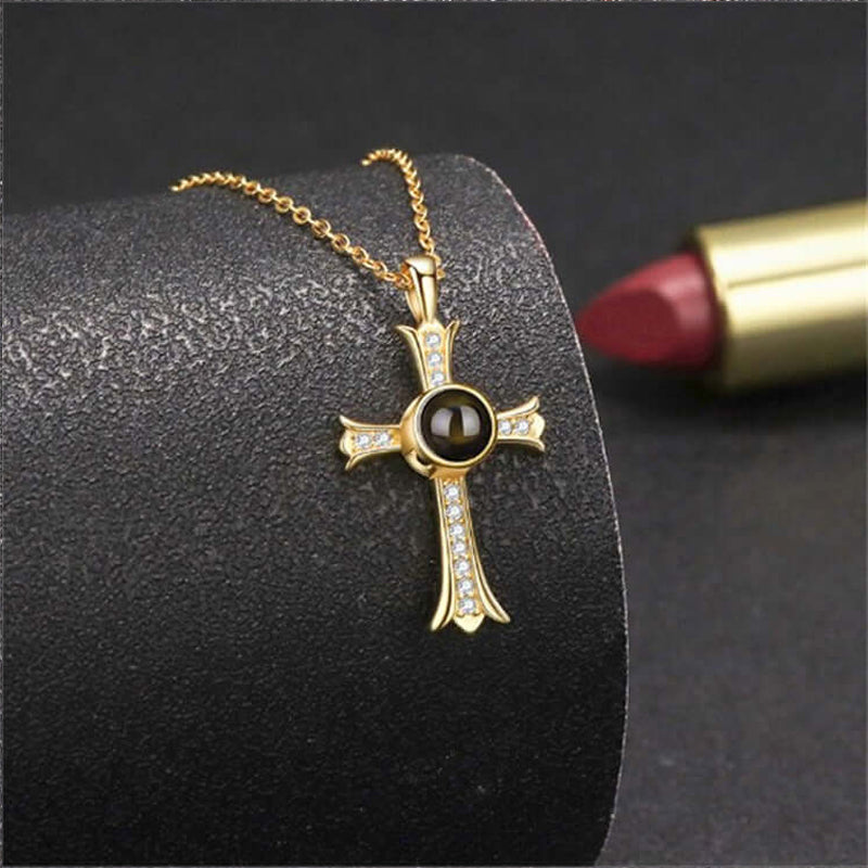 Collier à projection de croix