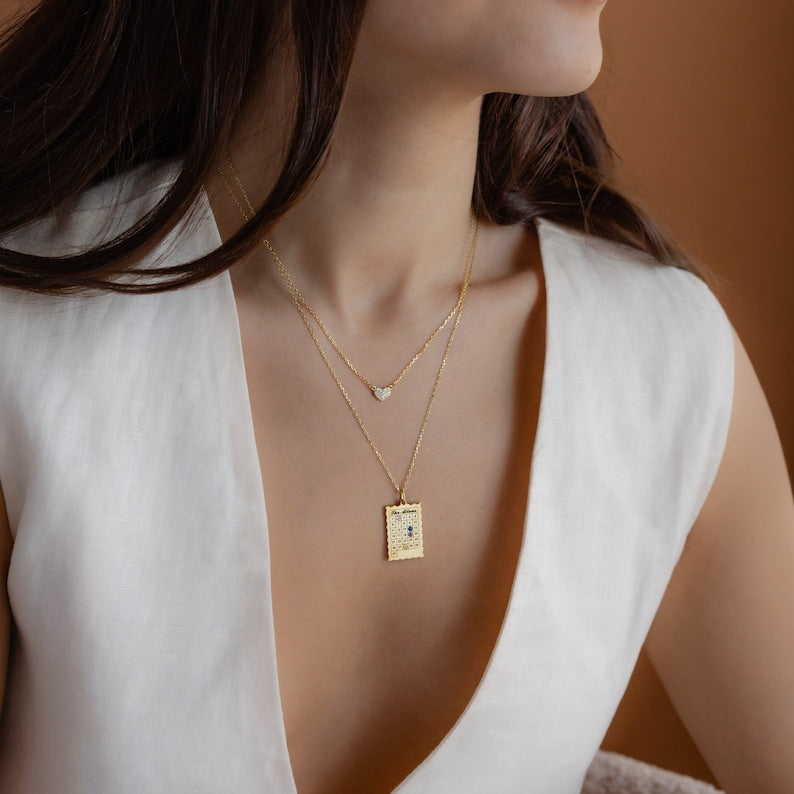 Collier simple avec pierre de naissance et calendrier