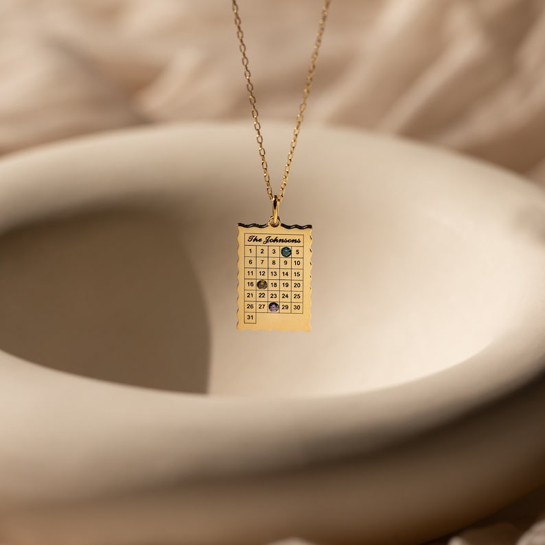 Collier simple avec pierre de naissance et calendrier