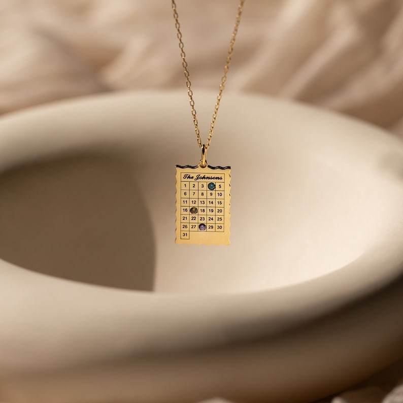 Collier simple avec pierre de naissance et calendrier