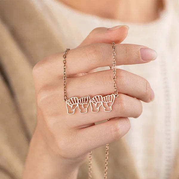 Collier personnalisé en langue des signes LSF avec charme de nom d’orthographe digitale