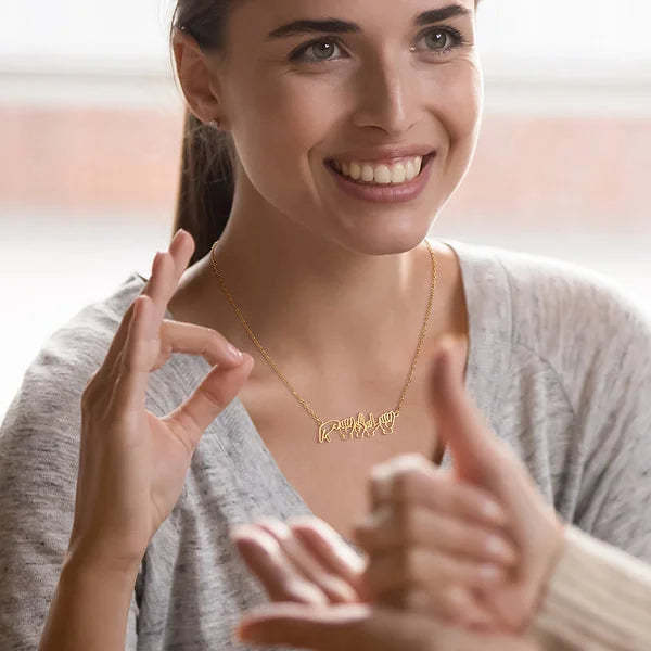 Collier personnalisé en langue des signes LSF avec charme de nom d’orthographe digitale