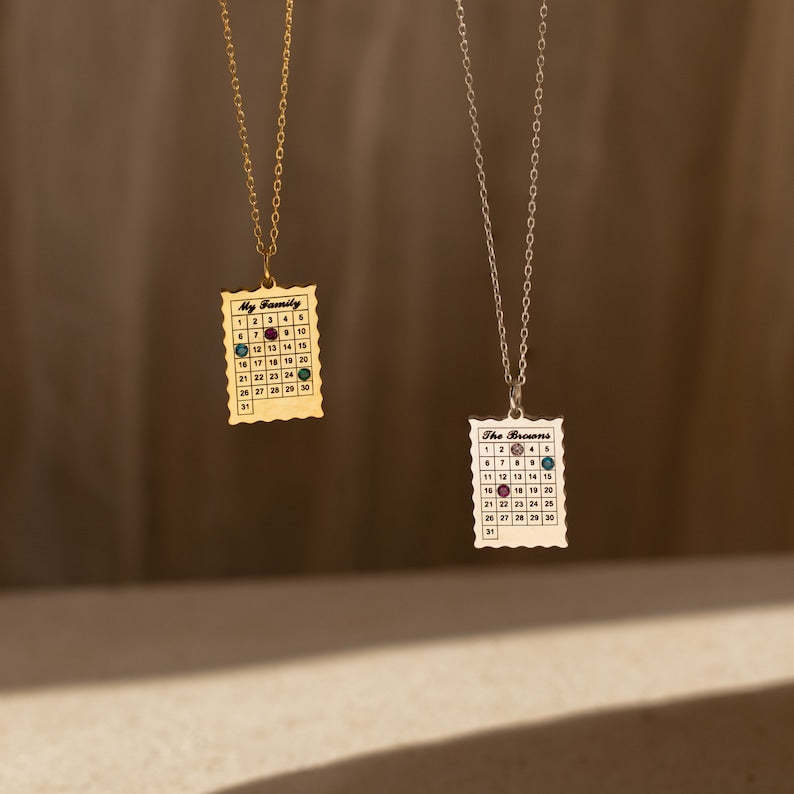 Collier simple avec pierre de naissance et calendrier