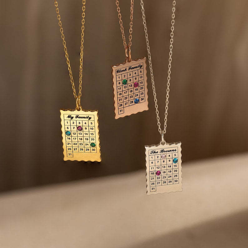 Collier simple avec pierre de naissance et calendrier