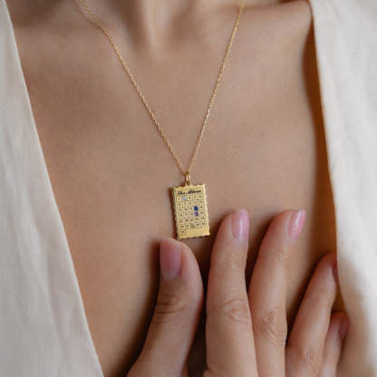 Collier simple avec pierre de naissance et calendrier