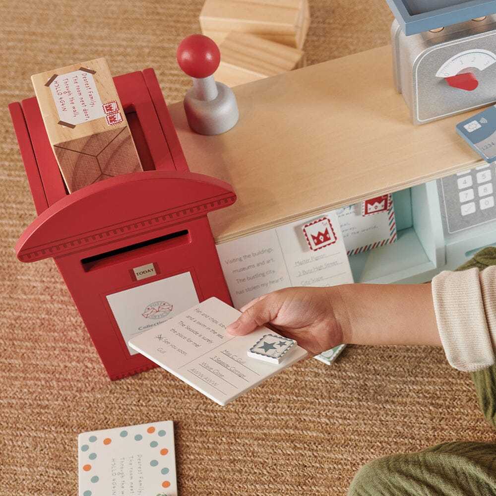 Casdon Ufficio Postale Giocattolo Per Bambini 3+ Anni, Set Gioco Di Ruolo Con Bilancia, Cassa, Timbri E Accessori, Stimola Creatività - 4