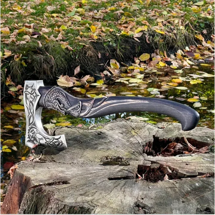 Ръчно кована викингска брадва с издълбана дръжка