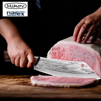 Vyrobeno švýcarskou společností Mikov a dodáváno s luxusním koženým ochranným pouzdrem.