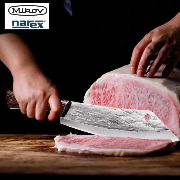 Vyrobeno švýcarskou společností Mikov a dodáváno s luxusním koženým ochranným pouzdrem.