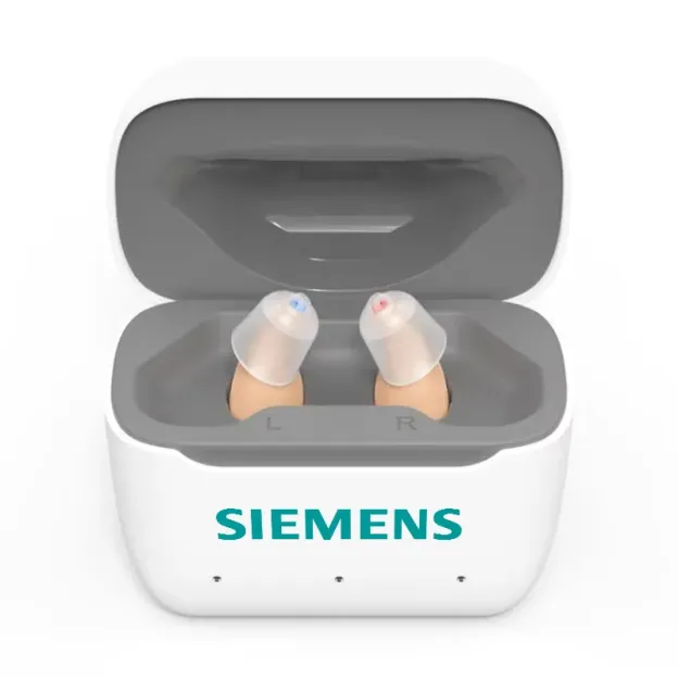 Niewidoczny cyfrowy aparat słuchowy firmy Siemens z możliwością ładowania.