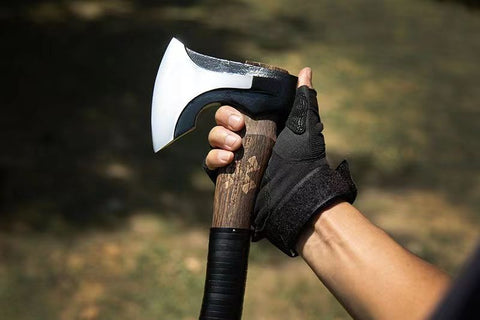 Hultaforsova první nová ručně vyrobená taktická sekera „Thunder“