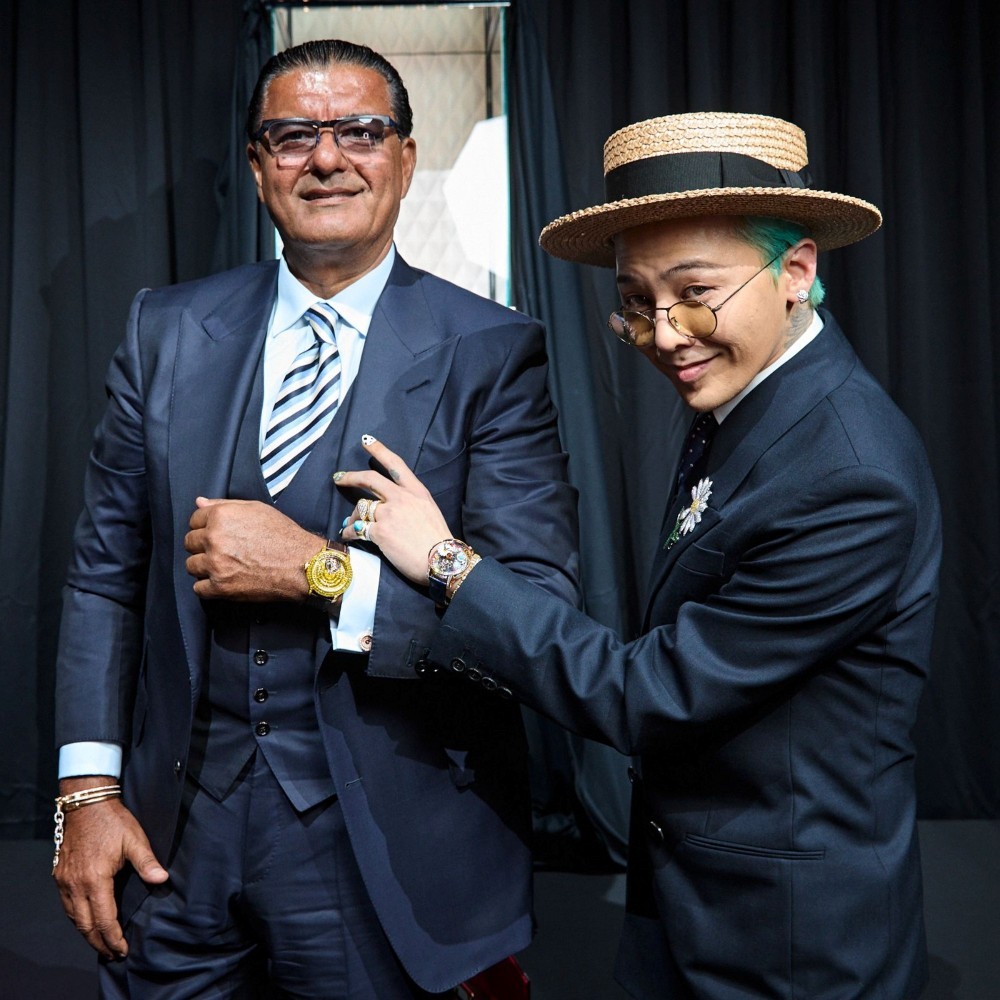 Přívěsek Jacob & Co. x PEACEMINUSONE se žlutým diamantem a dlážděním (limitovaná edice)