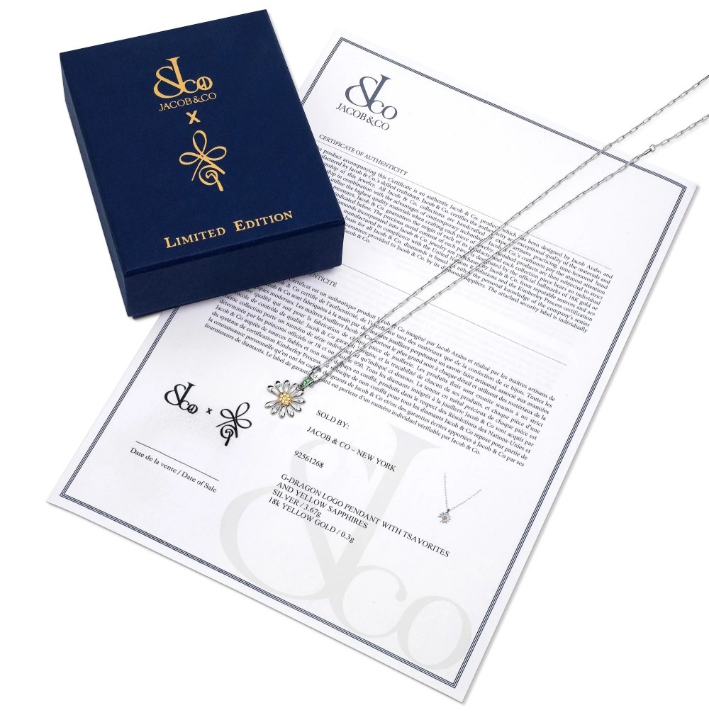 Přívěsek Jacob & Co. x PEACEMINUSONE se žlutým diamantem a dlážděním (limitovaná edice)