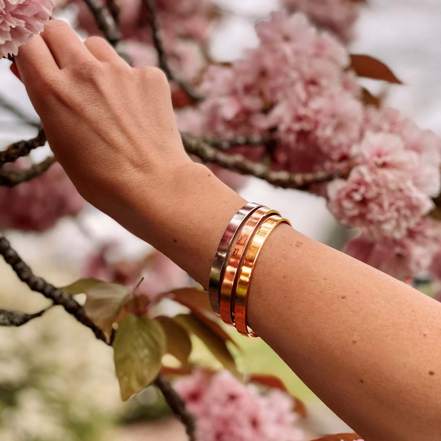 Mother's Day Gift Mama Bear & Her Baby Bears Engraved Personalizable Cuff Bracelet-Engravingift