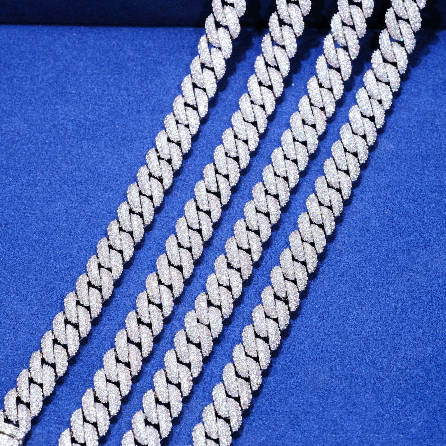 Cuban Link Chain (10mm) in White Gold / 18K Gold