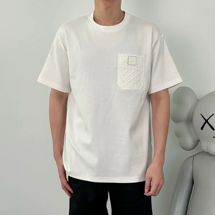 Item ID 9044 1V FW25 chest pocket design with genuine leather chest logo and dyed yarn short sleeved T-shirt for men