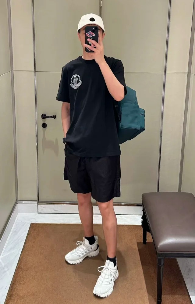 Item ID 9035 Mon x RocNation collaboration solid color left chest logo short sleeved T-shirt