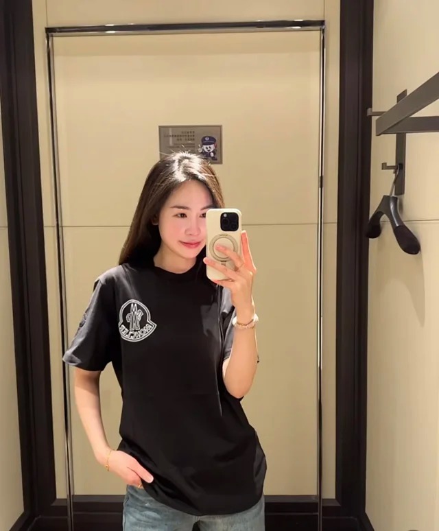 Item ID 9035 Mon x RocNation collaboration solid color left chest logo short sleeved T-shirt
