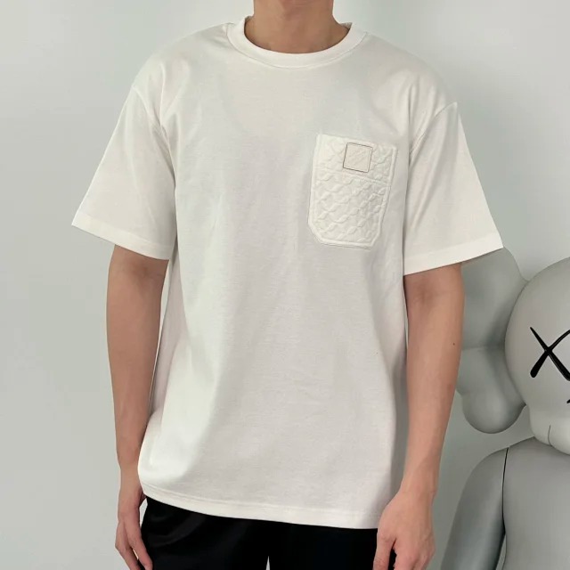 Item ID 9044 1V FW25 chest pocket design with genuine leather chest logo and dyed yarn short sleeved T-shirt for men