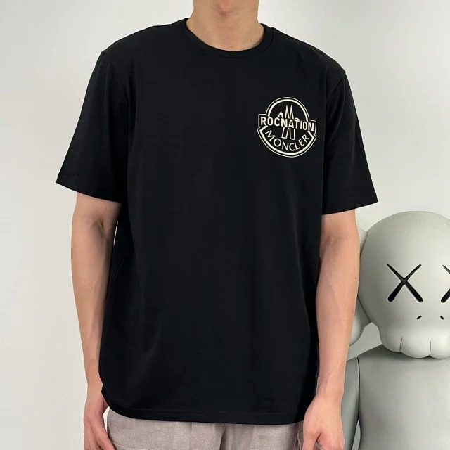 Item ID 9035 Mon x RocNation collaboration solid color left chest logo short sleeved T-shirt