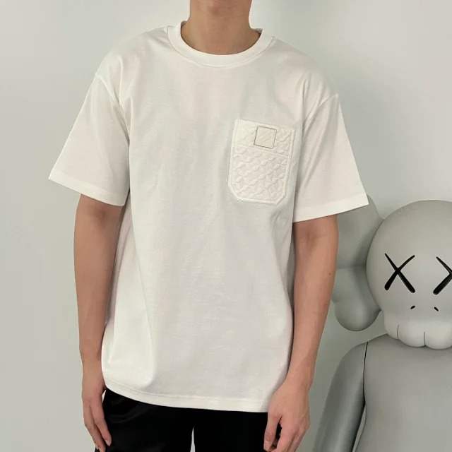 Item ID 9044 1V FW25 chest pocket design with genuine leather chest logo and dyed yarn short sleeved T-shirt for men