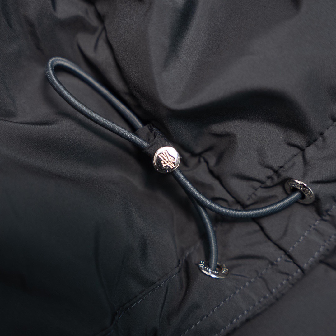 蒙口羽绒服_皮革标识拉链款