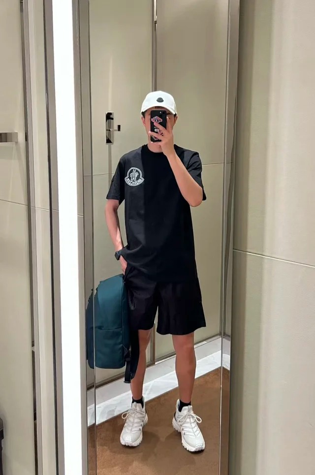 Item ID 9035 Mon x RocNation collaboration solid color left chest logo short sleeved T-shirt