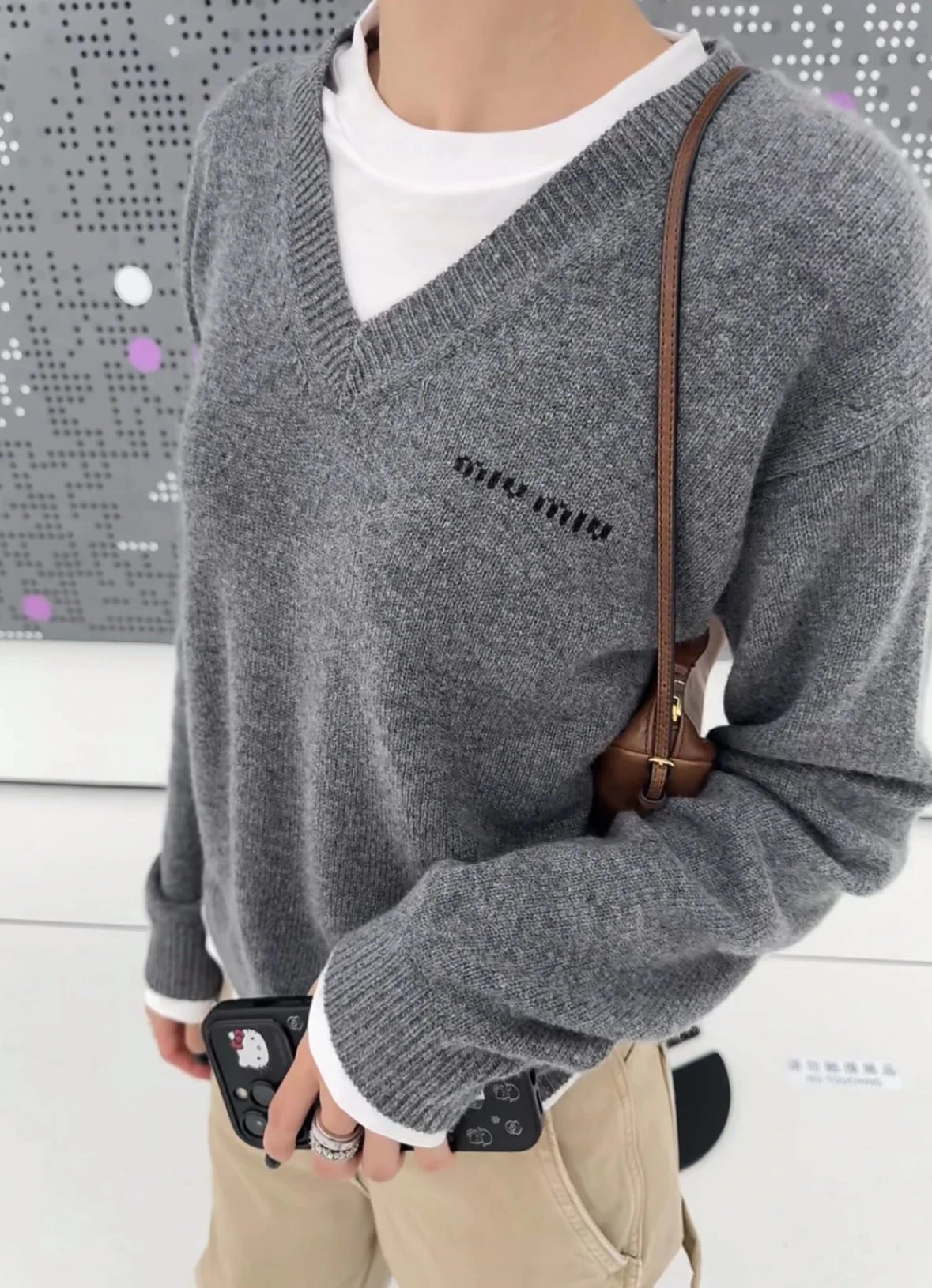 Item ID 8264 M1UM1U Miu Miu FW25 contrasting _cashmere mixed yarn_ V-neck knitted s