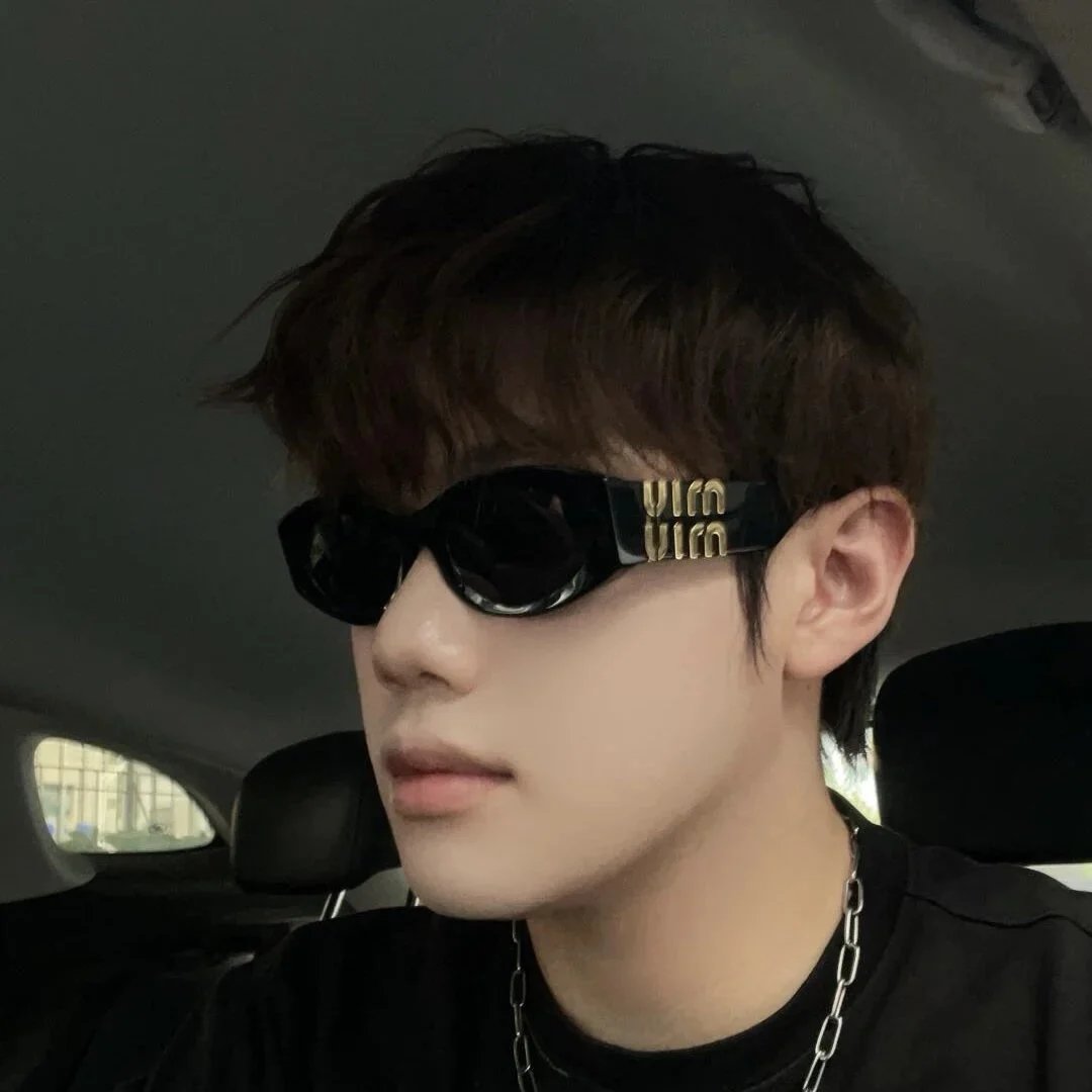 Item ID 8412 M1u-Miu- Miu Miu -2022ss- Classic - cat eye sunglasses - flat frame su