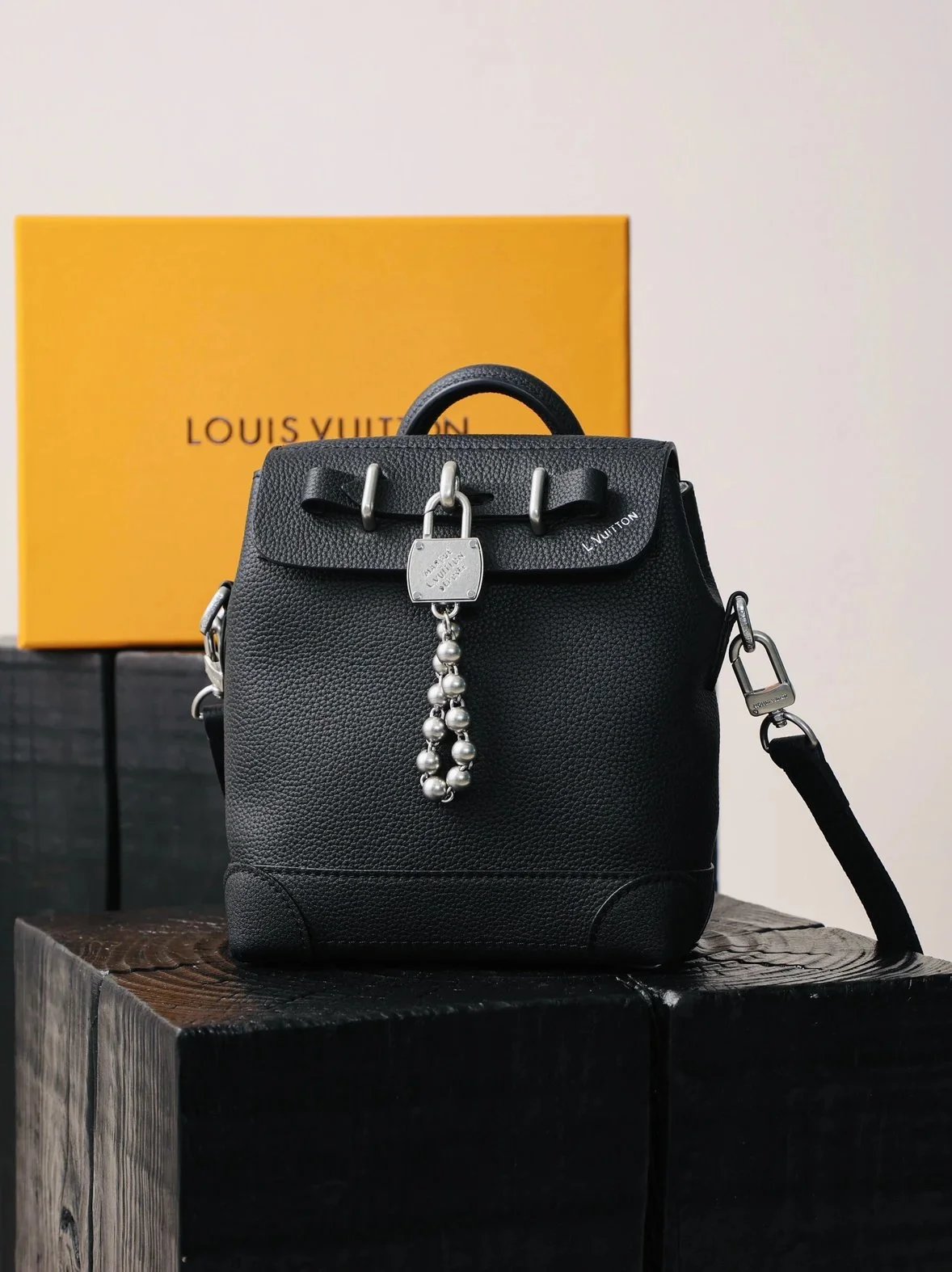 Item ID 8483 Haute Couture - Steeler-15- Metal Pearl Pendant - Flip Bag - Show Lock