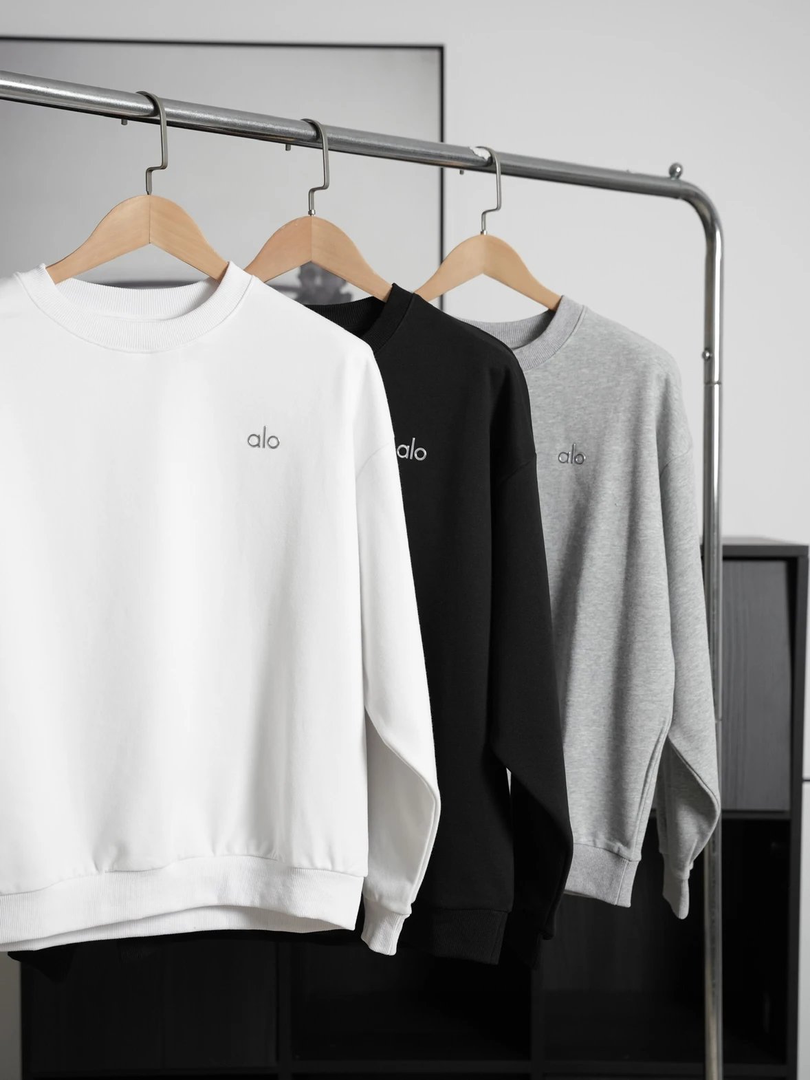 Item ID 8067 alo-logo Logo crew neck loose long sleeve sweatshirt - black - white -